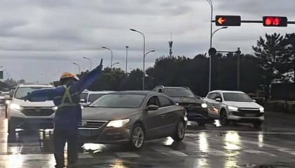 辽宁鞍山一路口渍水拥堵，外卖骑手坚守半小时疏导交通，当事人：我是退伍军人还做过辅警，看到有救护车被堵就上前帮忙