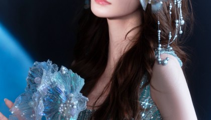 考古 | baby跪地合影引关注！复出后被曝演女配，颜值超高梦回港风嫩模！