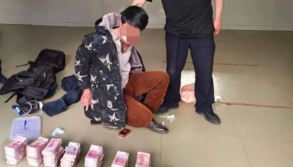 网逃男子携带70多万元现金“隐居”山洞，白天睡觉，晚上才敢上街购物