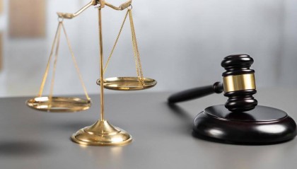 男子酒后误入KTV女厕惊扰如厕女子，被他人拖离时摔伤起诉索赔上万元 法院驳回