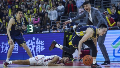 胡明轩:季后赛就是拼篮板拼防守 拼每一个细节