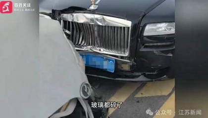 河北一“老头乐”逆行撞上劳斯莱斯，目击者：劳斯莱斯损毁严重，气囊弹出