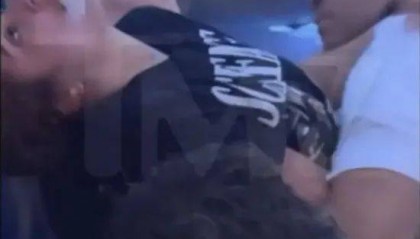 民航联盟：帅气空乘机上讲解视频走红！乘客大闹航班咬烂空乘衬衫！