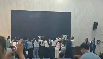 天津媒体评论：蒙眼踩过跪地父母 如此“感恩”为何让人不适？