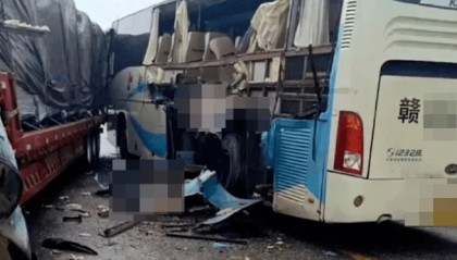 接送学生大巴与半挂车发生刮碰，警方通报：2人死亡 客车超速甩尾引发事故，司机被刑拘