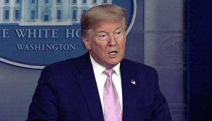 难怪哈梅内伊不怕，特朗普刚放风要打，一道火光撕裂夜空