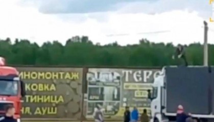 画面流出：俄民众爬上卡车顶部，试图用石头阻止无人机起飞