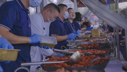 五星酒店摆地摊自救：日赚6万元，“我们不觉得掉价，被动永远等不来惊喜”