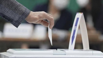 为拉票拼了！韩国73岁总统候选人表演跆拳道，一个侧踢差点摔倒