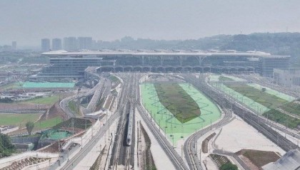 重庆东站首次迎来大规模外宾 集体惊呼：空间大，太舒适了！