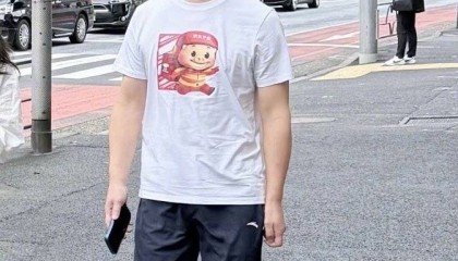 刘强东穿39元T恤逛街，章泽天穿200块防晒衫，新贵们可没那么“老钱”！