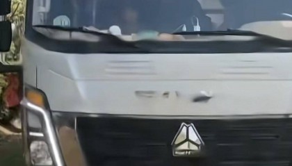 张家界被洪水冲走女子已遇难，其丈夫在树上获救！原定去送货