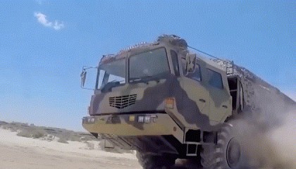 第二岛链附近，辽宁舰与山东舰会师，美防长“岛链威慑”沦为笑谈