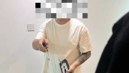 “晚上11点后锁门都不行？”宁波一女租客因反锁套房大门与公寓方起冲突遭撬锁，律师分析