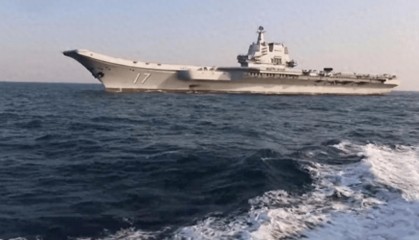 日舰大波号“横切”山东舰,台海局势再添变数,日本对华军事意图暴露无遗!
