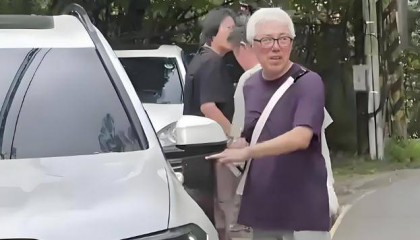 58岁歌手张宇病后满头银发身形消瘦引担忧，经纪人回应