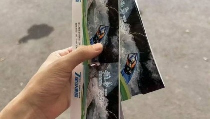 “有本事自己捞”杭州一景区内村民捞手机索酬未果扔回水中，多方回应