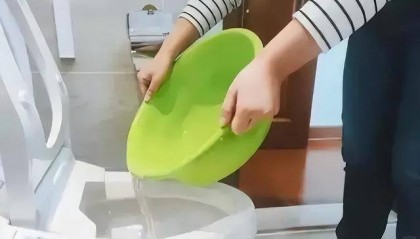 为什么不能“倒水冲厕”？很多人不懂，多亏维修师傅提醒，看似节俭实则隐患很大！