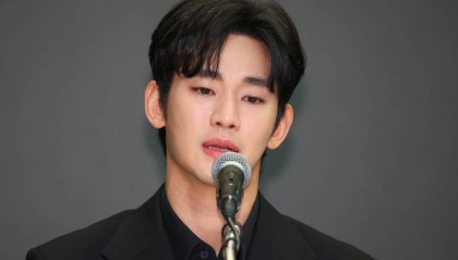 金秀贤召开记者会:如果回到去年,依然会否认与金赛纶恋情