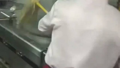 北京一家医院后厨有人用拖把擦洗锅具！院方称系外包员工摆拍