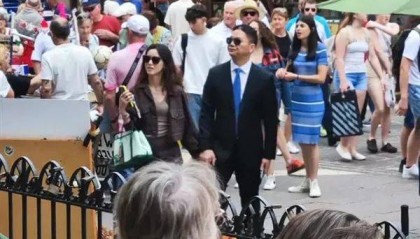 刘强东章泽天夫妇现身马耳他，牵手逛街举止亲密