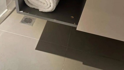 情侣在河北一酒店卫生间发现使用过的安睡裤？涉事酒店道歉并退住宿费，来源尚未确认