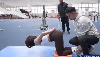 吴艳妮秀出“天花板”级核心力量！网友纷纷模仿，医生紧急提醒