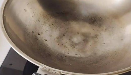 铁锅用了二三十年仍不粘不锈，女子在线寻厂家想“再买一个”，厂家称已停产