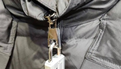 为防顾客“蹭穿”退货 北京一服饰商家在拉链上挂硬核密码锁