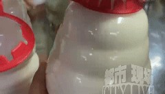 娃哈哈饮品内有活蛆！厂家业务员又打开一瓶，发现…