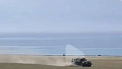 游客在5A级景区驾车碾压草地，还玩漂移！最新回应