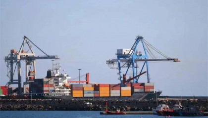 关税战全面爆发,中国转口输美产品被堵死,李嘉诚难道还不明白?