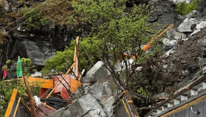 稻城亚丁景区发生塌方游客讲述惊险一幕：打盹的地方塌了，还有人被困