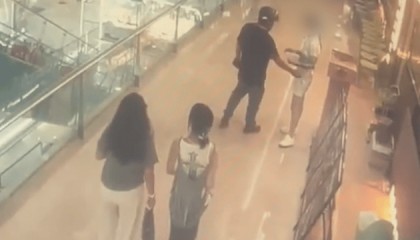 襄阳女店员迎客时疑被路过男子伸手性骚扰，店长冲出第一时间制服，当地：男子已被行拘