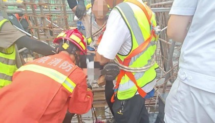 北京一工人被钢筋穿透身体，从臀部贯穿至小腹！“毫米级”救援紧急展开……