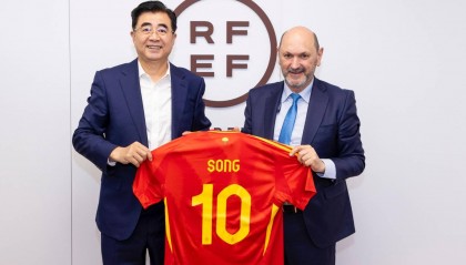 加强合作！足协主席宋凯造访西班牙 赠特巴斯国足10号球衣