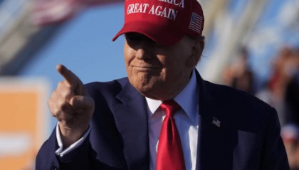 不装了，特朗普拿起电话感谢，放下电话制裁，中方必须要警惕了