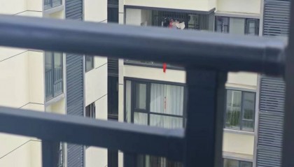 广州一小区有住户阳台挂横幅抗议“天价”停车费，回应：每月450元，属正常价格