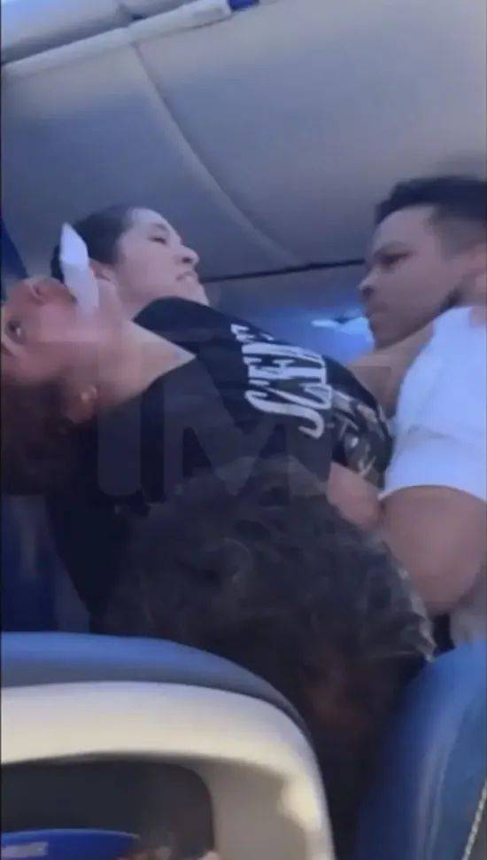 民航联盟：帅气空乘机上讲解视频走红！乘客大闹航班咬烂空乘衬衫！