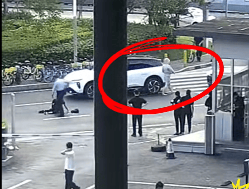 深圳女车主斑马线撞人，“把被撞者早餐一脚踢飞”