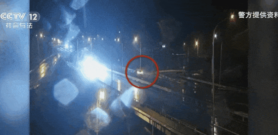 使用“智驾神器”自己坐副驾睡觉 判危险驾驶罪!