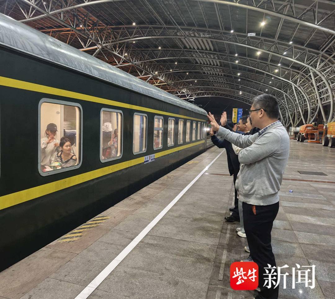 “叔叔是江苏的，将来一定带你们去看看！”镇江警官不忘承诺，四次组织近百名藏区学子来苏研学