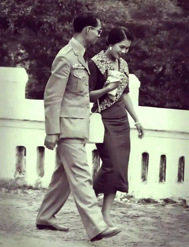 泰国王太后诗丽吉去世，留下19顶奢华王冠和她的传奇一生