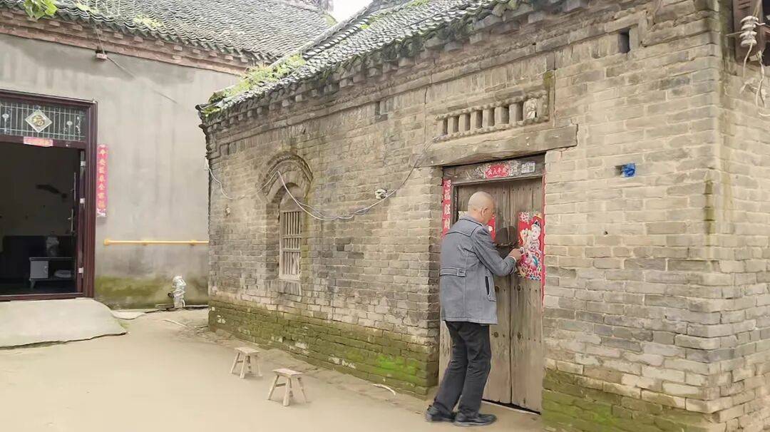 河南66岁大爷500平院子凭 “极致干净” 成网红打卡点,网友来时他满脸笑容带进参观