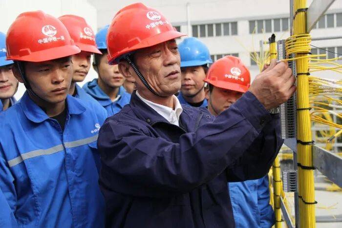 晨读·百年工运人物记 | 窦铁成：自学成才的“工人教授”