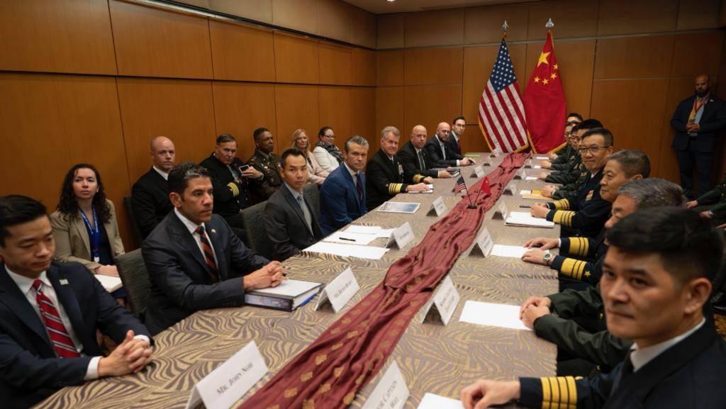 美军航母逼近黄岩岛,055率队大胆插入美军舰队,横刀立马给尼米兹号来了个下马威!