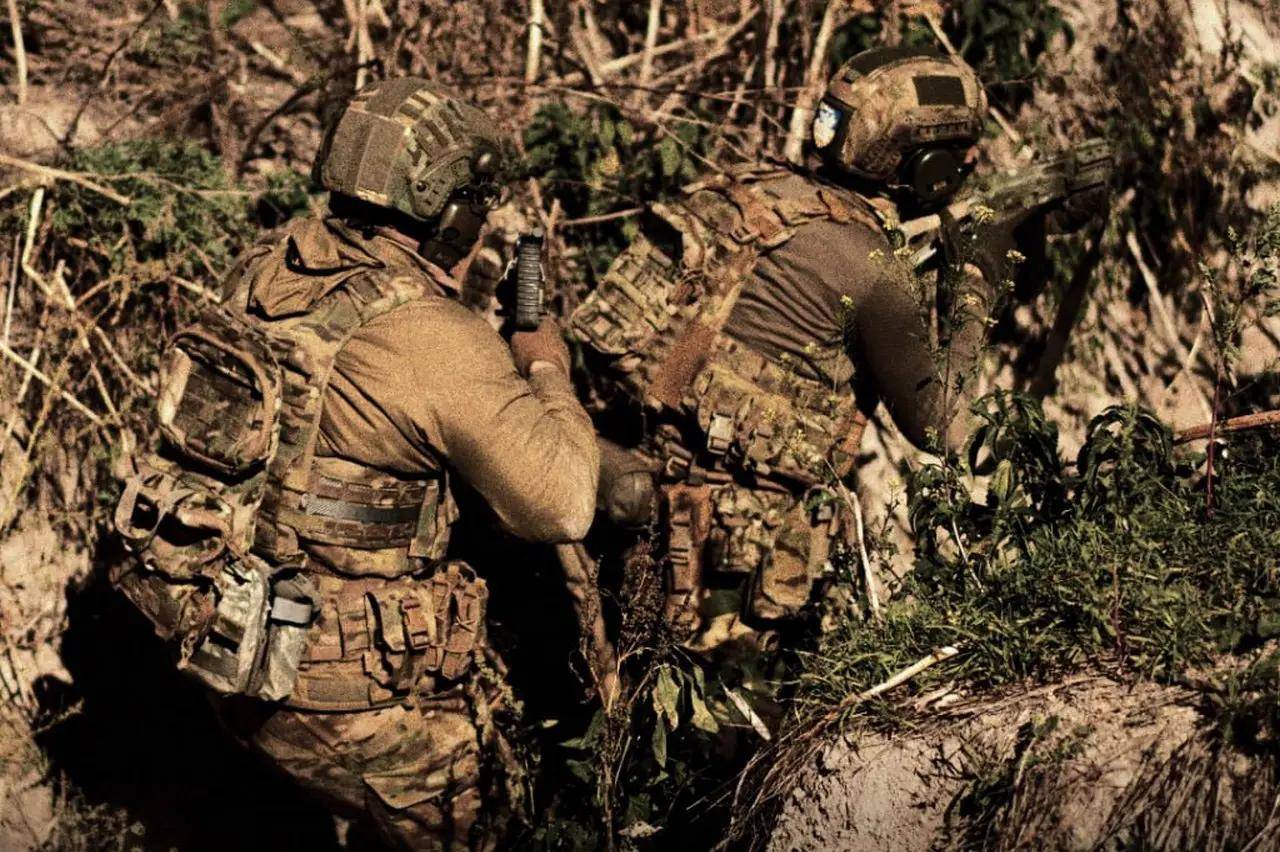 瞒不住了，红军城9000乌军被围，乌前防长：再不投降就是全线溃败