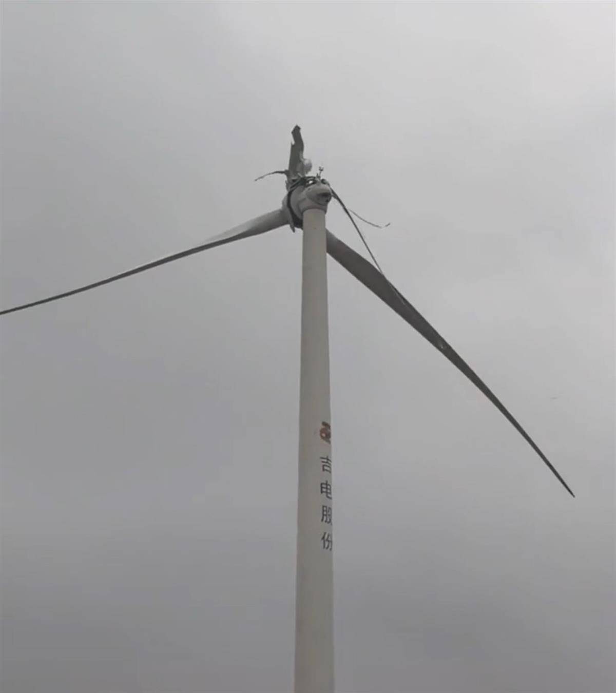 九江一架风力发电机叶片空中断裂,目击者称“玻璃纤维满天飞”,当地:正在处理